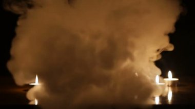 Şarap, gözlük ve duman yanan mumlar.