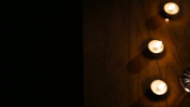 Şarap, gözlük ve yanan mumlar.