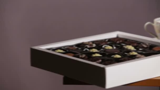 チョコレートのお菓子とテーブルの上のお茶セット. — ストック動画