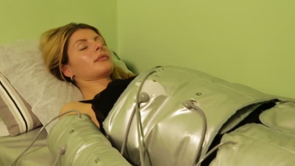 Pressotherapy Lymphatic Drainage Machine in Beauty Centre — Stock Video