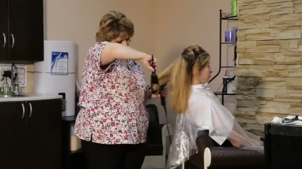 Friseurin trocknet den Föhn — Stockvideo