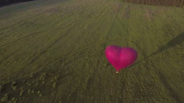 Sıcak hava balonu gökyüzüne bir alanın üzerinde. Havadan görünümü