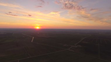 Günbatımı kırsal kesimde. Havadan görünümü