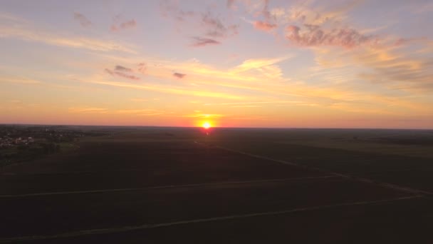 Pôr do sol no campo. Vista aérea — Vídeo de Stock