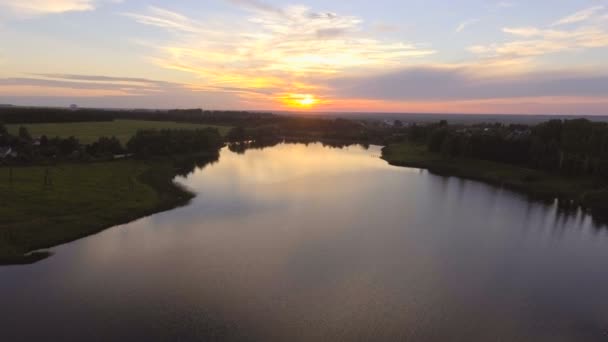 Günbatımı kırsal kesimde. Havadan görünümü — Stok video