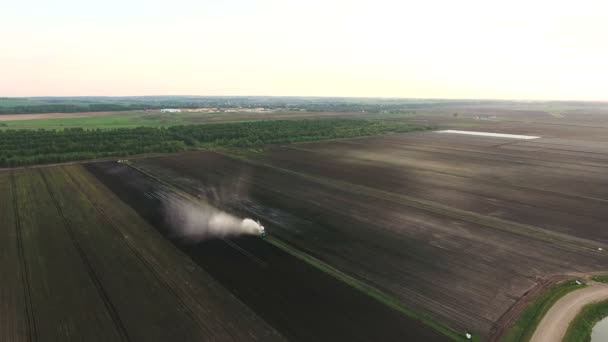 Zicht vanuit de lucht: Irrigatiesysteem dat een landbouwveld besproeit. — Stockvideo
