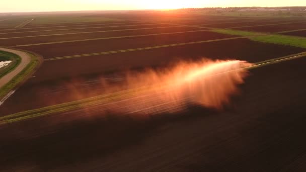 Luftbild: Bewässerungssystem, das ein Feld bewässert. — Stockvideo