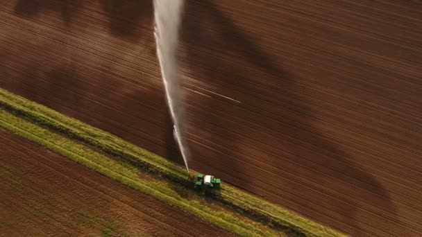 Vista aérea: Sistema de riego que riega un campo agrícola. — Vídeo de stock