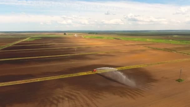 Zicht vanuit de lucht: Irrigatiesysteem dat een landbouwveld besproeit. — Stockvideo