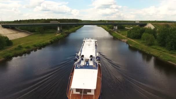 Cruiseschip op de rivier. Luchtfoto — Stockvideo