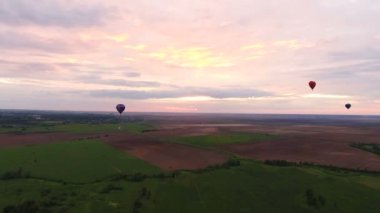 Sıcak hava balonları bir alanın üzerinde gökyüzünde. Havadan görünümü