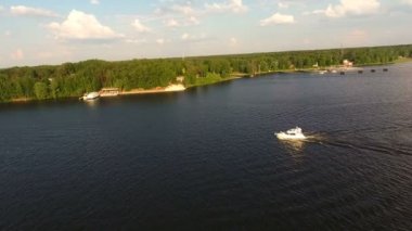 Havadan görünümü: Motorlu tekne Gölde yüzen.