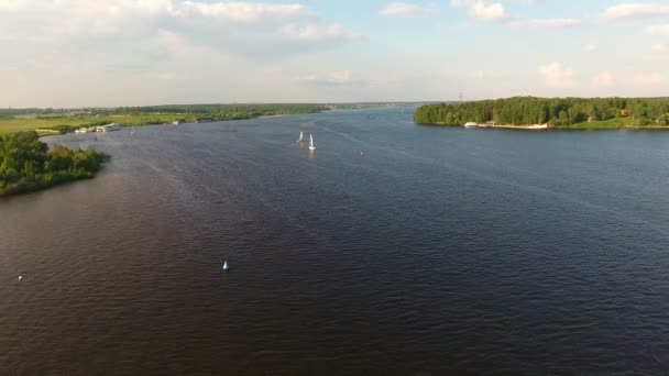 Luchtfoto uitzicht: zeilboot op het meer — Stockvideo
