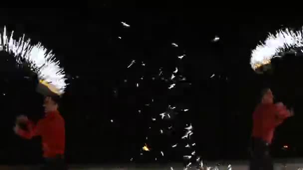 Spectacle de feu dans le noir. — Video