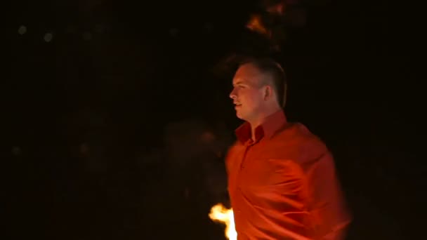 Feuershow im Dunkeln. — Stockvideo