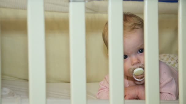 Μωρό σε ένα κρεβάτι στο υπνοδωμάτιο — Αρχείο Βίντεο