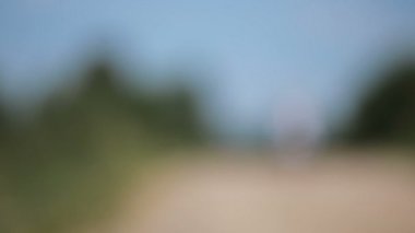 Bir alandaki yolda kız çalışır.