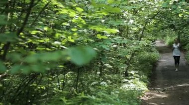 Bir alandaki yolda kız çalışır.