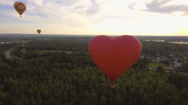 Sıcak hava balonu gökyüzüne bir alanın üzerinde. Havadan görünümü