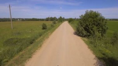 Kız bir alan yolu üzerinde çalışır. Havadan görünümü.