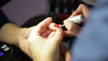 Kadın manikür, tırnak cilası