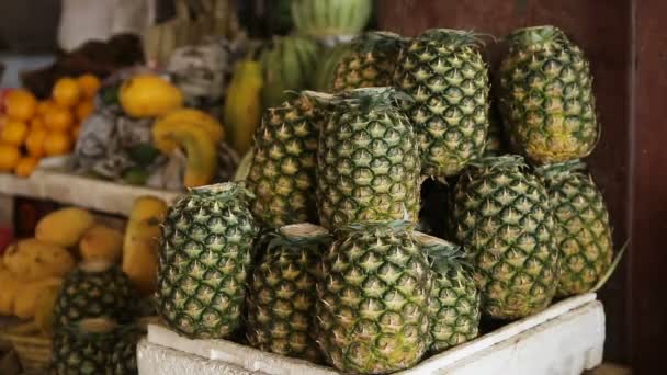 Fresh pineapples in market — Stock Video