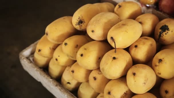 Желтое манго на рынке фруктов — стоковое видео