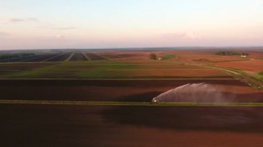 Hava görünümü: Sulama sistemi bir tarım alanını suluyor.
