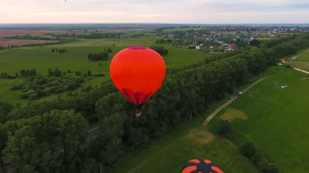 Balonów na ogrzane powietrze w niebo nad polem. Widok z lotu ptaka — Wideo stockowe