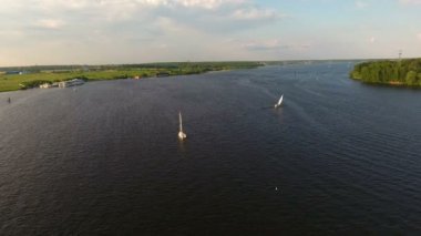 Gölde havadan görünümü: yelkenli tekne