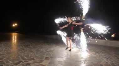 Geceleyin ateş gösterisi.