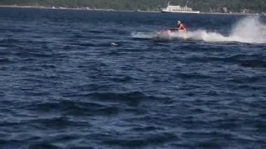 Mutlu çift jet ski sürme.