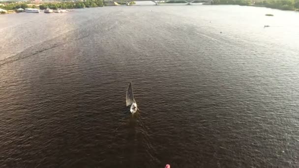 Vista aérea: Velero en el lago — Vídeos de Stock