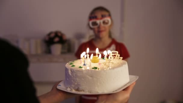 Niños felices con pastel de cumpleaños — Vídeos de Stock