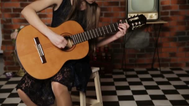 Girl playing the guitar — Stock Video