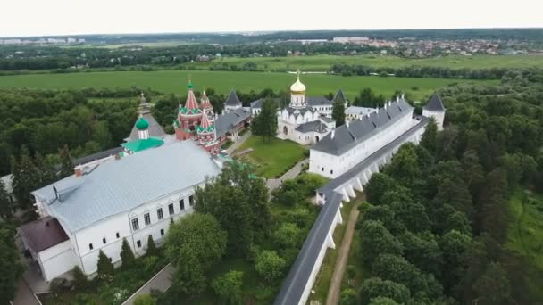 Monastère orthodoxe chrétien.Vue aérienne — Video