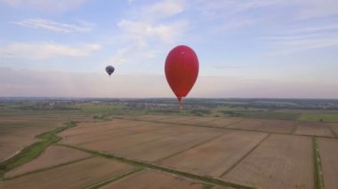 Sıcak hava balonu gökyüzüne bir alanın üzerinde. Havadan görünümü