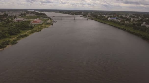 A légi felvétel a folyóra és a hídra. — Stock videók