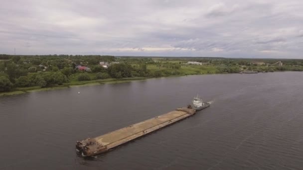 Luchtfoto uitzicht: Barge op de rivier. — Stockvideo