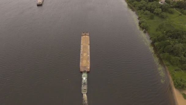 Luftaufnahme: Lastkahn auf dem Fluss. — Stockvideo