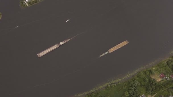 Luchtfoto uitzicht: Barge op de rivier. — Stockvideo