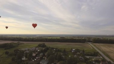 Sıcak hava balonu gökyüzüne bir alanın üzerinde. Havadan görünümü