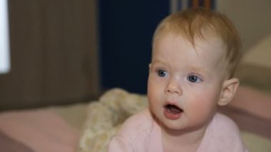 Bebek yatak odasında bir yatak üzerinde