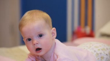 Bebek yatak odasında bir yatak üzerinde