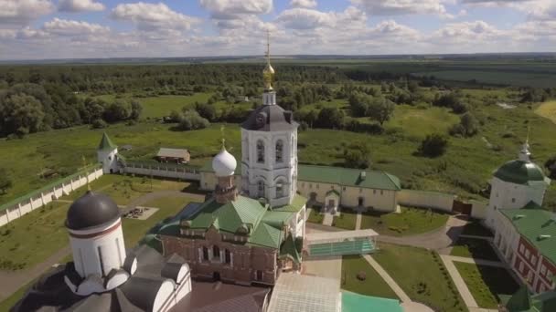 Monasterio cristiano ortodoxo.Vista aérea — Vídeo de stock