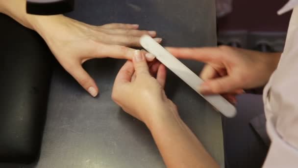Косметолог ручная подача ногтей — стоковое видео