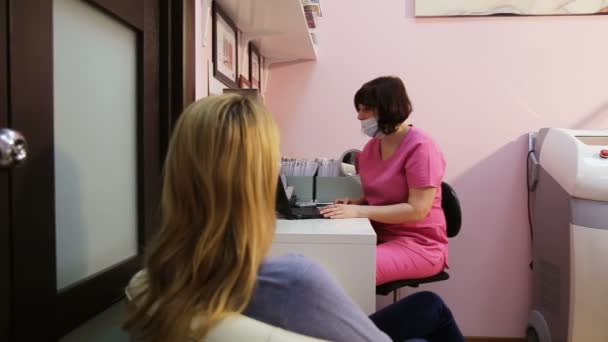 Женщина на приеме у врача — стоковое видео