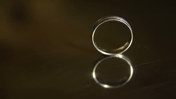 Dos anillos de boda. — Vídeo de stock