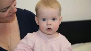Anne ve bebek oynama ve evde gülümseyen