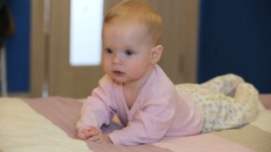 Bebek yatak odasında bir yatak üzerinde